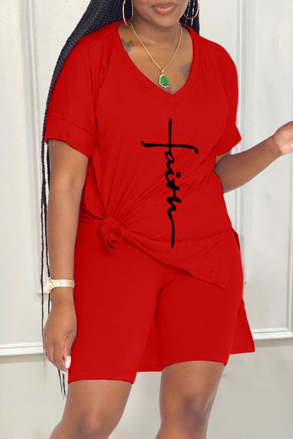 👗【Top + spodnie】 Zestaw T-shirt i szorty z dekoltem w szpic i nadrukiem w litery
