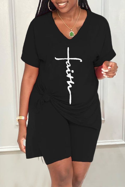 👗【Top + spodnie】 Zestaw T-shirt i szorty z dekoltem w szpic i nadrukiem w litery